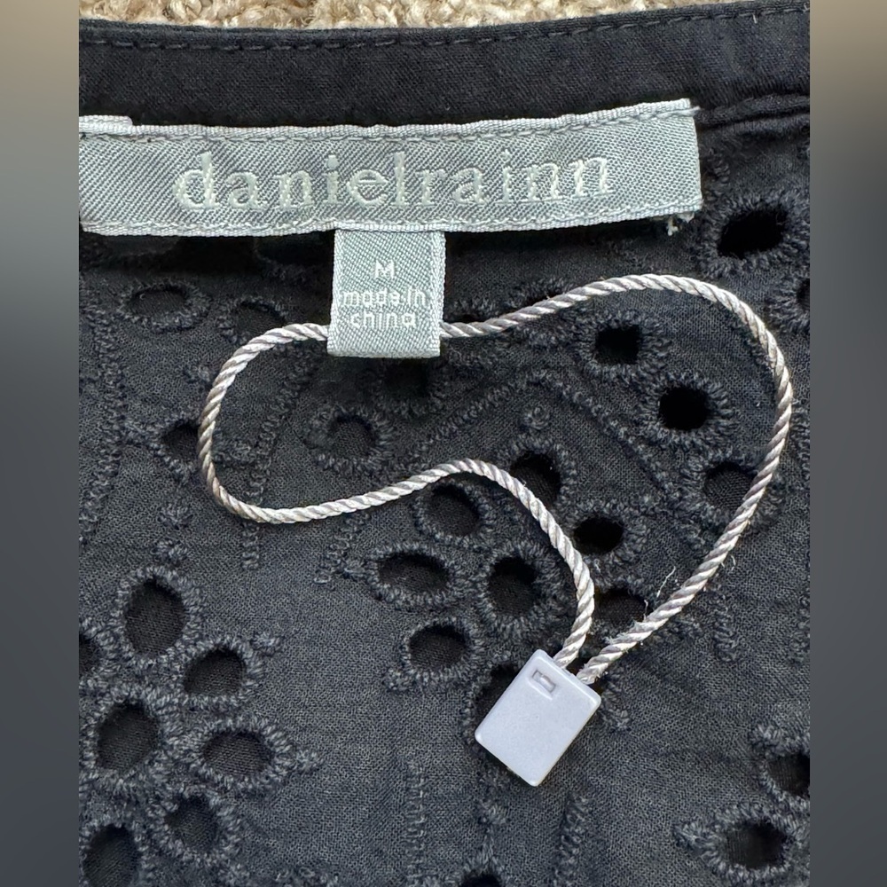NWOT Daniel Rainn Kiara Eyelet Blouse Short Sleeves Lightweight Black Medium - Picture 7 of 8